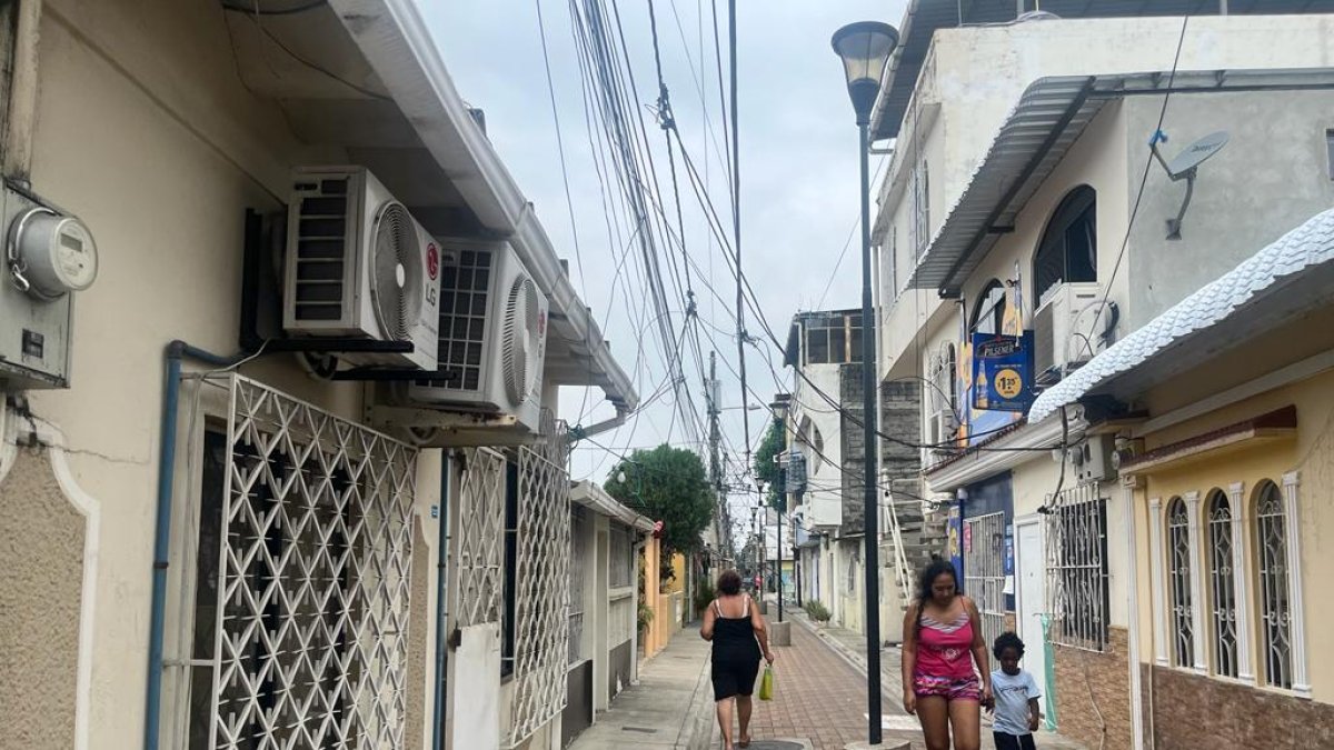 Panorama. Los cables cuelgan a un metro de la cabeza de los moradores.