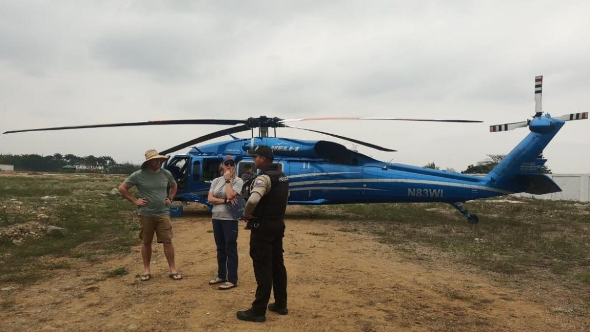 El helicóptero aterrizó en un terreno de la isla Mocolí a las 14:50 del martes 2