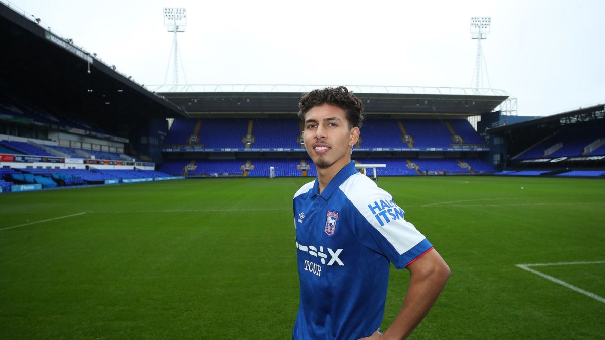 Jeremy Sarmiento es presentado en Ipswich Town