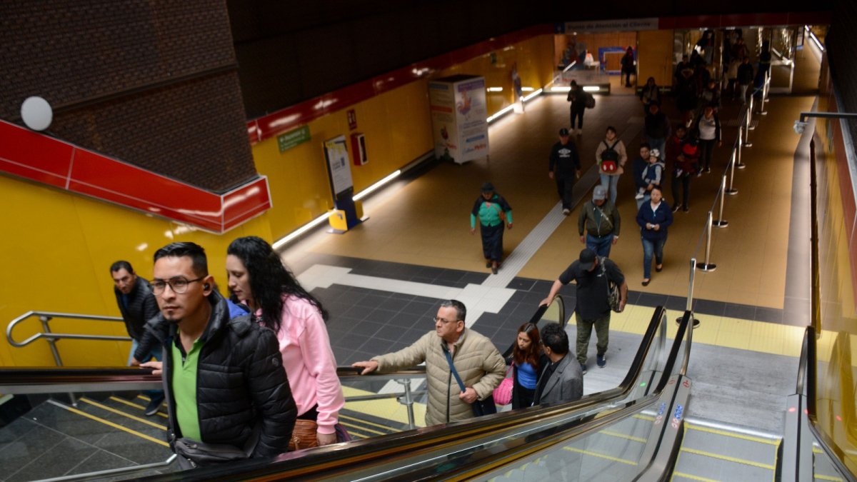 Para evitar accidentes los usuarios deben respetar las normas del Metro de Quito