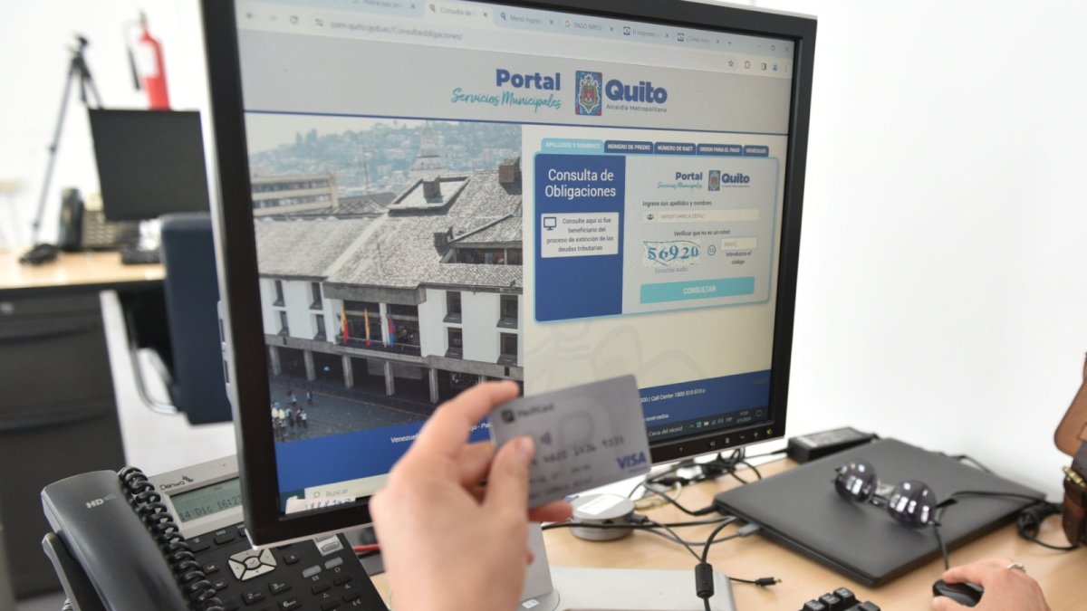 Los usuarios pueden realizar el pago con tarjeta de crédito o débito, banca en línea.