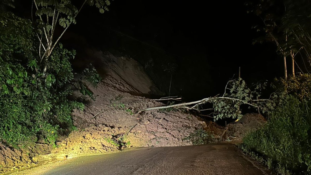 La vía Cuenca- Girón- Pasaje está cerrada en el kilómetro 114, sector Vivar.