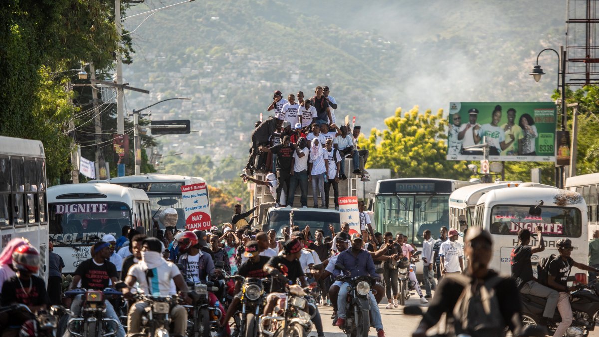 Simpatizantes del Gobierno se manifiestan durante una ceremonia por el 220º aniversario de la independencia de Haití