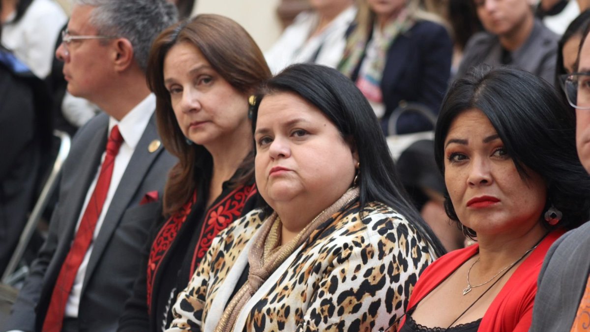 La jueza Teresa Nuques (centro) también conoció el expediente del juicio político a Guillermo Lasso.