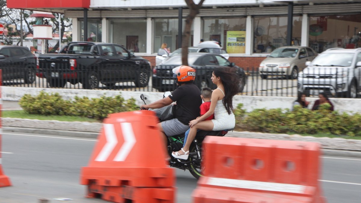Hecho. La imagen cotidiana: de tres en tres y sin casco en las motos.