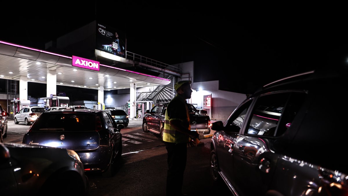 Fila. Largas columnas en las gasolineras por el incremento de precios.