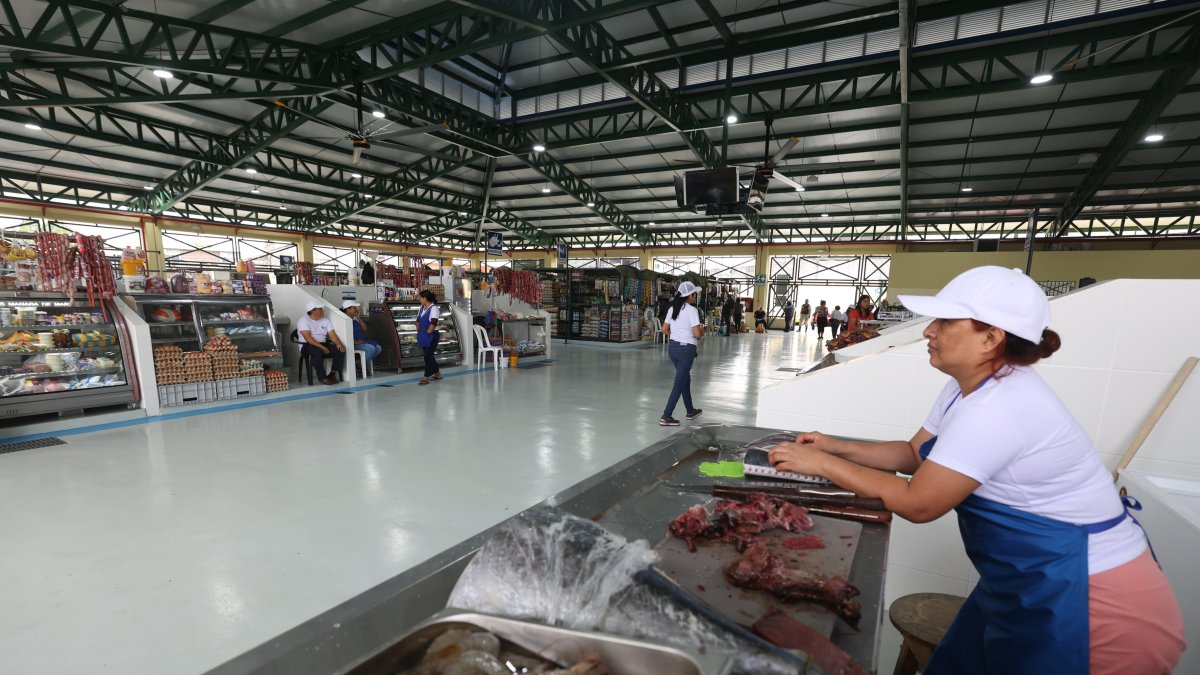 1. Mercado. Los comerciantes regularizados esperan impacientes recibir a los clientes que llegan poco.