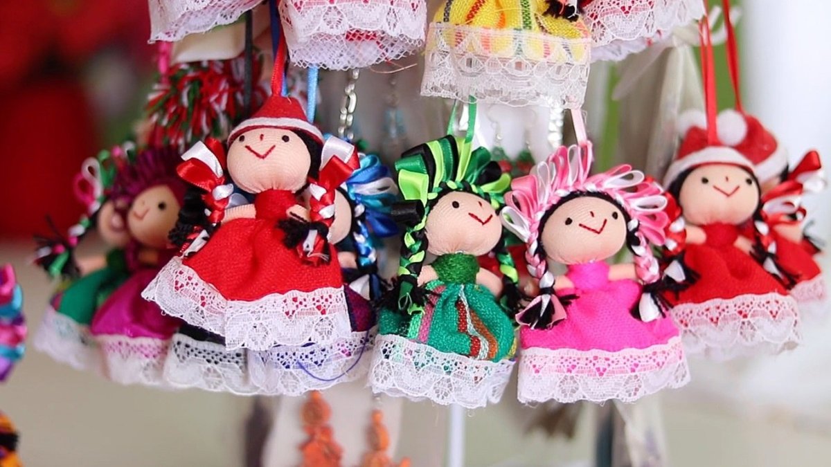 Trabajo.- Las muñecas artesanales fabricadas por indígenas otomíes, en el municipio de Amealco, en el estado de Querétaro (México). 