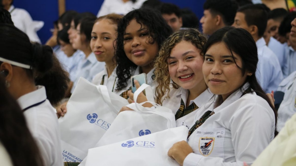Estudiantes de una unidad educativa fiscal durante la presentación de la campaña 'La educación superior empieza en  tu colegio', en Guayaquil.