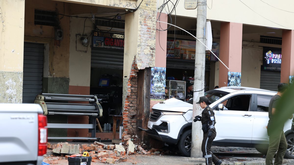 El vehículo se estrelló contra el pilar de un inmueble.