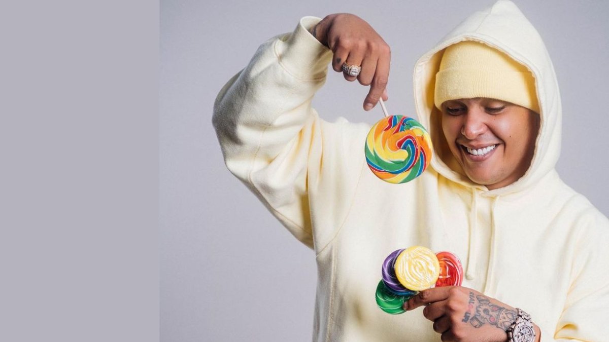 Darell tiene 33 años.