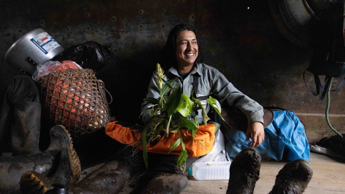 Baños. El investigador Marcos Monteros, se toma un descanso de regreso de una jornada de investigación, aparece con una orquídea recolectada.