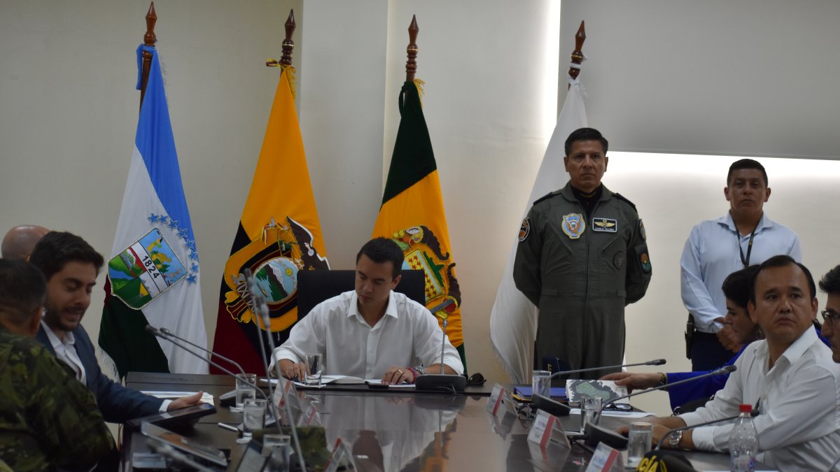 El presidente Daniel Noboa durante una reunión sobre el tema de la seguridad en la provincia de El Oro.