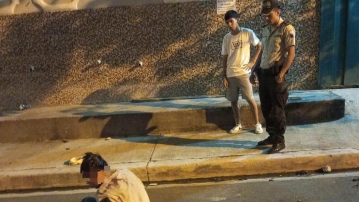 Escena. El hombre quedó en el piso. Al sitio llegaron agentes policiales.