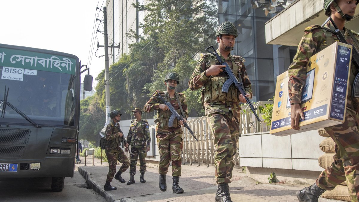 Daca. Miembros del ejército llegan a un campamento improvisado.