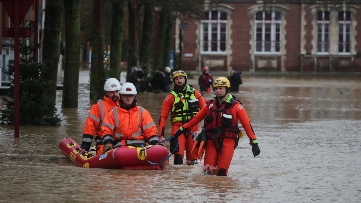 Los servicios de emergencia operan en una calle inundada mientras el río Aa se desborda en Arques, Francia, el 3 de enero de 2024.