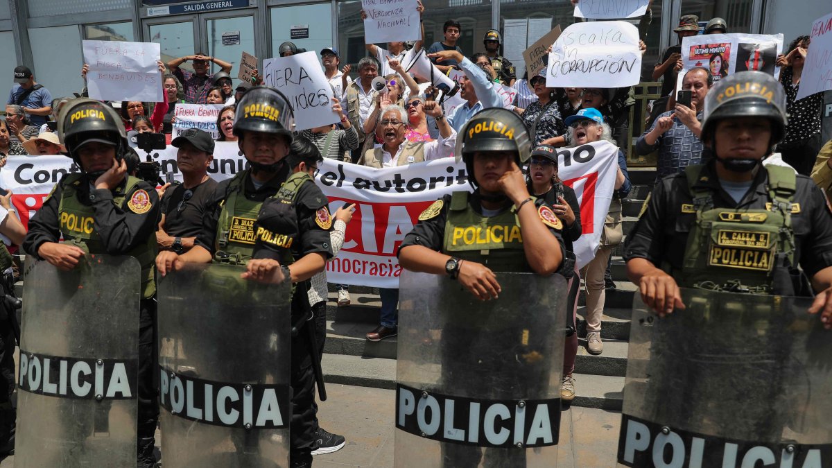 Policías en la sede del Ministerio Público, en Lima (Perú), en una fotografía de archivo.