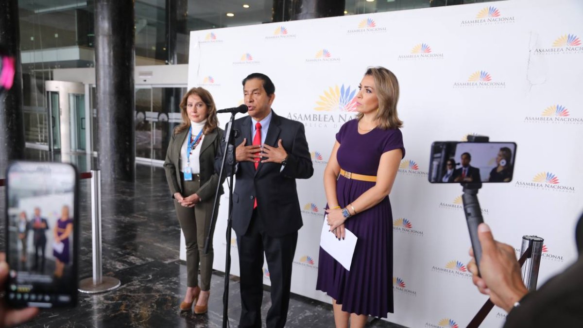 Los legisladores proponen cambios en tres artículos de la Constitución ecuatoriana.