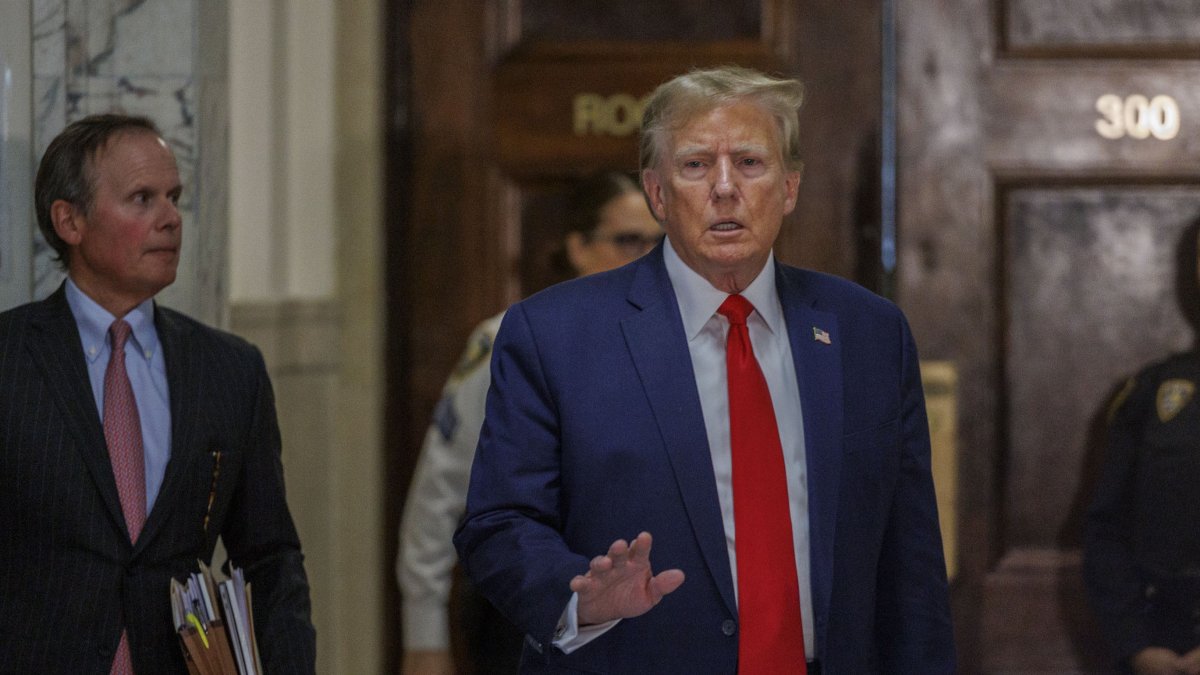 Fotografía de archivo que muestra al expresidente de los Estados Unidos, Donald Trump, a la salida de una corte.