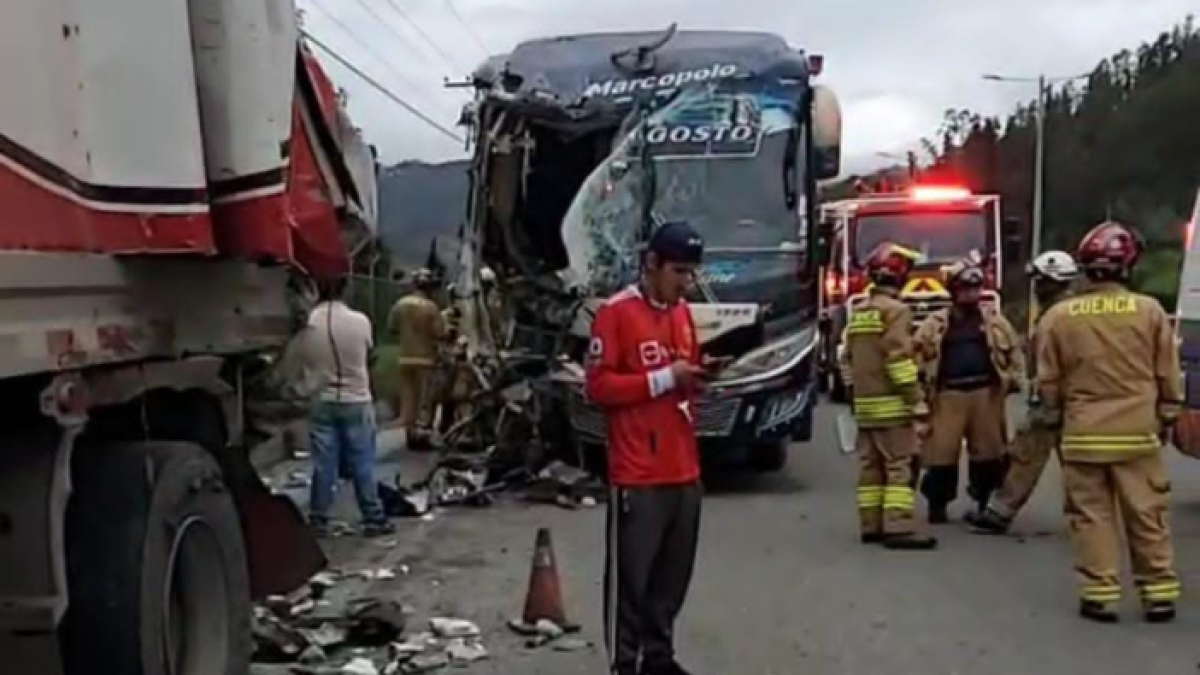 Un bus que venía de la ciudad de Gualaquiza se chocó contra un camión en la vía rápida Cuenca- Azogues dejando varias personas afectadas.