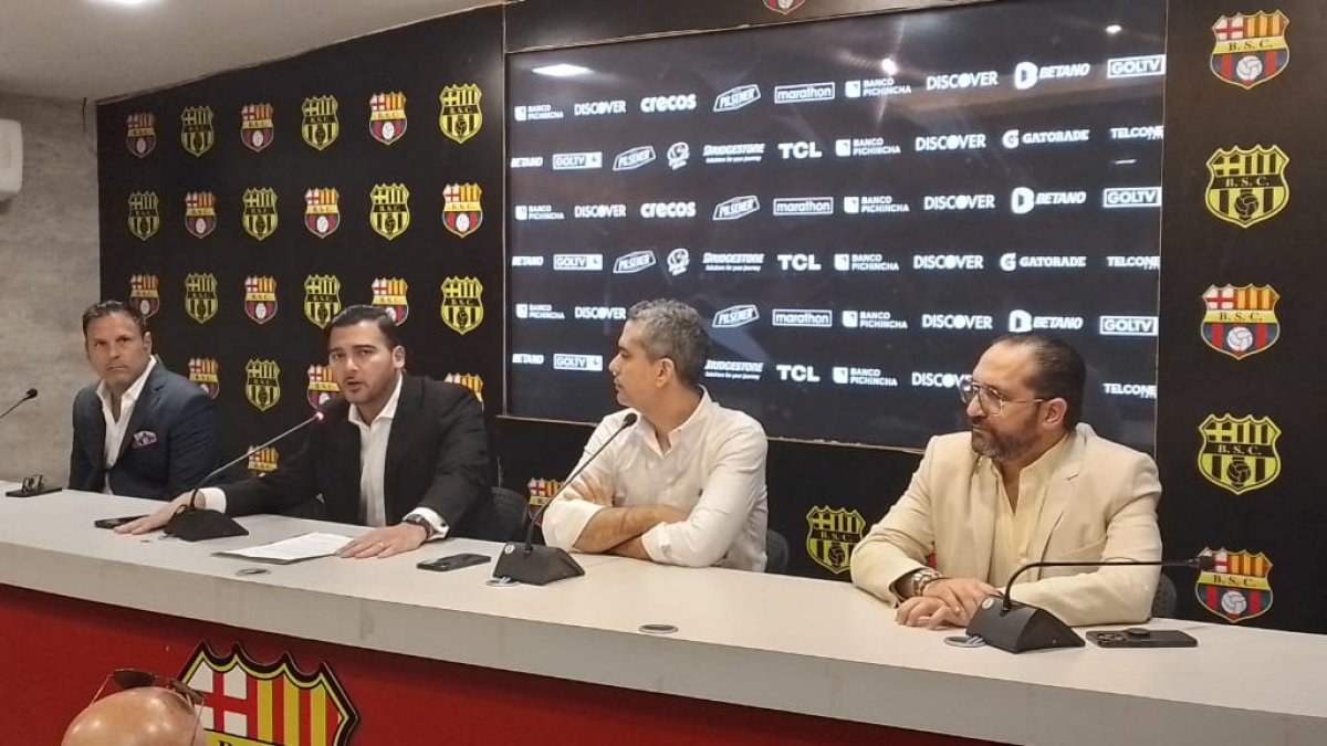 Antonio Álvarez y la nueva directiva en la primera convocatoria de prensa del 2024