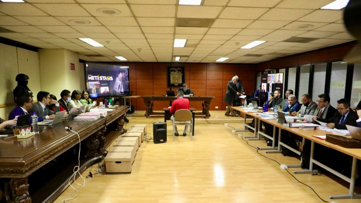 Fiscalía vincula a 8 personas a la causa por delincuencia organizada. Juez dictó prisión preventiva para 5 de los ahora procesados.