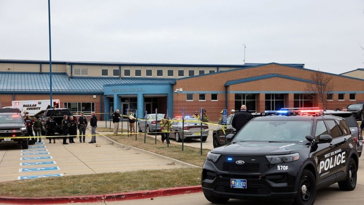 Una unidad de la policía local llega hasta las inmediaciones de la escuela secundaria en el estado de Iowa (EE.UU.) donde ocurrió el incidente