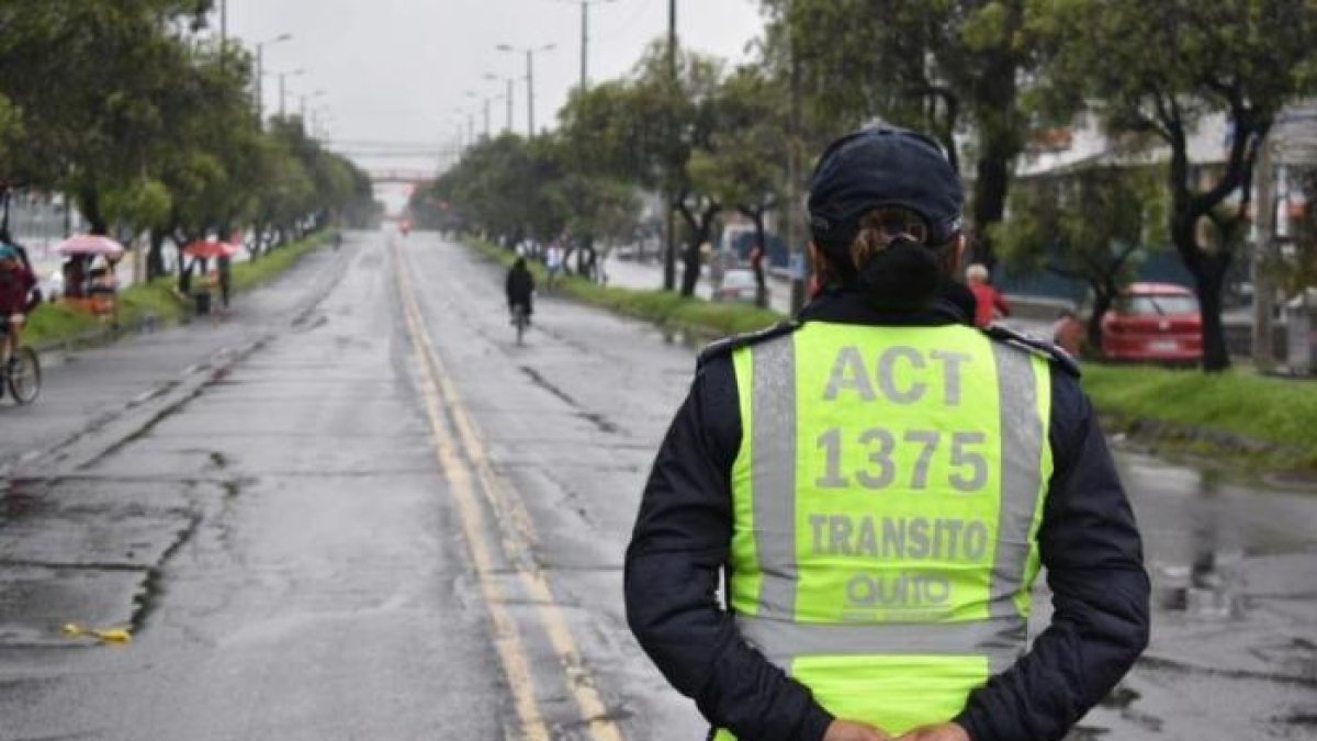 Imagen referencial sobre un agente metropolitano de tránsito en un operativo en Quito.