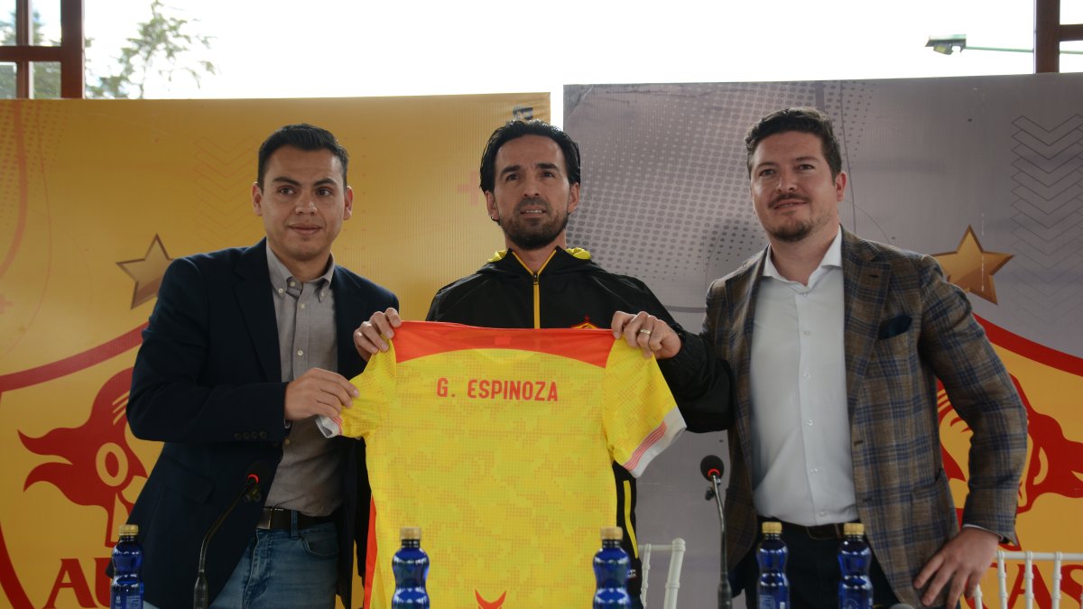El entrenador mexicano Gerardo Espinoza durante la presentación como nuevo timonel de Aucas.