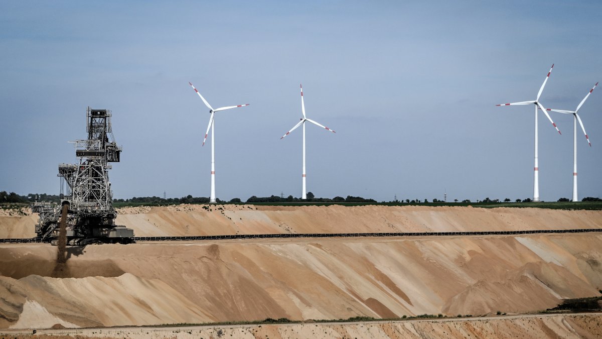 Por primera vez, más de la mitad de la electricidad consumida en Alemania procede de fuentes renovables, recalca un comunicado difundido por su Ministerio.
