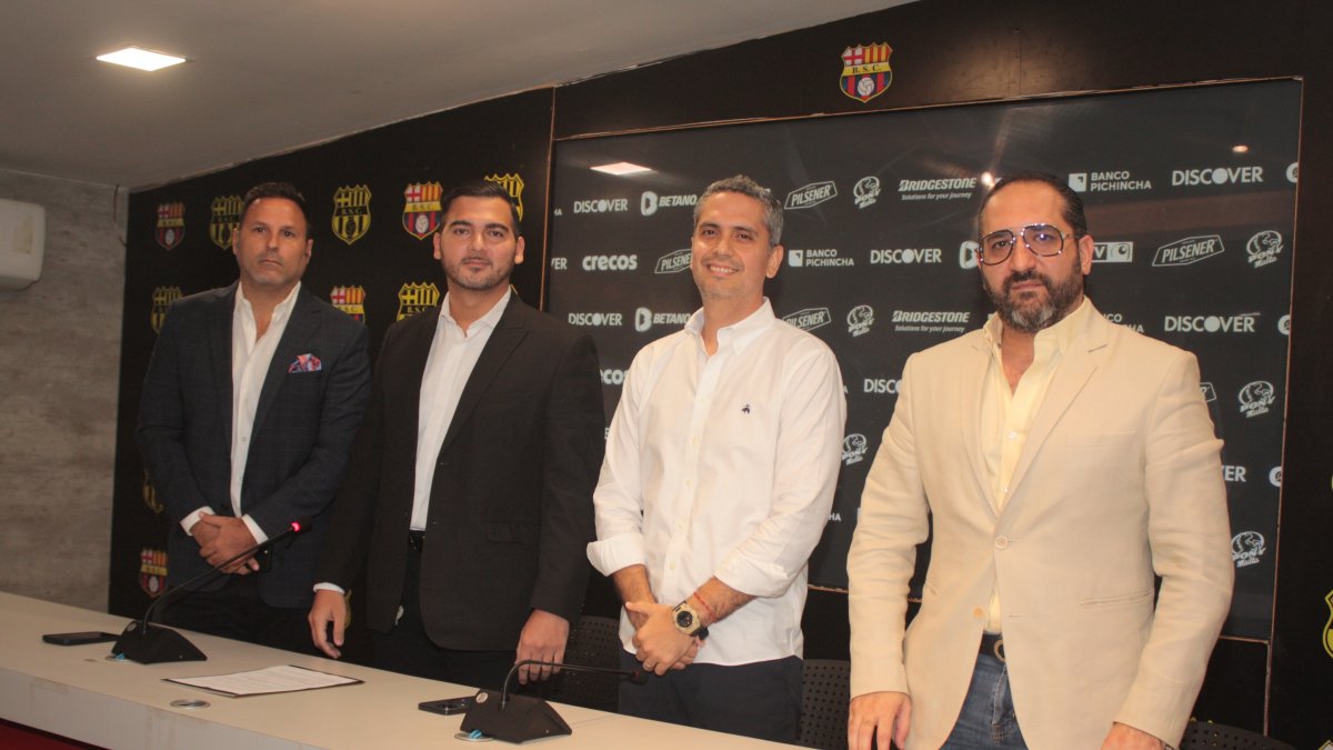 Los directivos José Luis Nogales (i), Raúl Chávez y Xavier Salem acompañaron a Antonio Álvarez en la rueda de prensa de ayer.