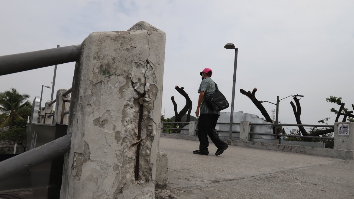 Transeúntes. En varios tramos de este viaducto se evidencian daños.