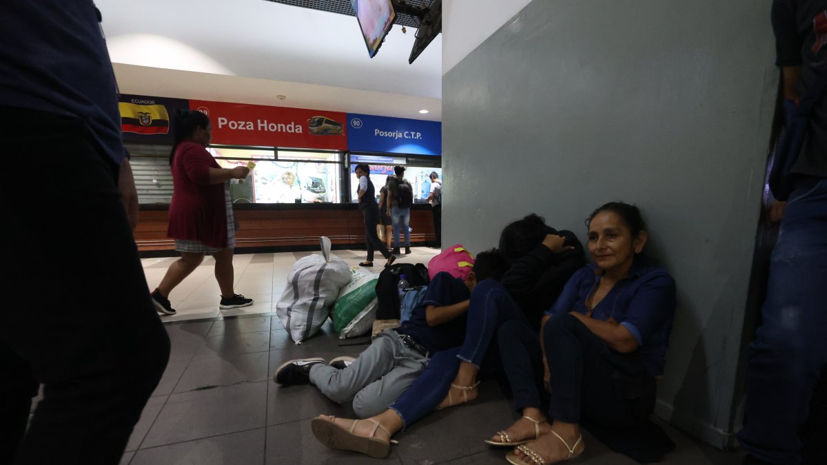 1. Incomodidad. Decenas de viajeros deciden tirarse al suelo junto con sus maletas para esperar comprar boletos