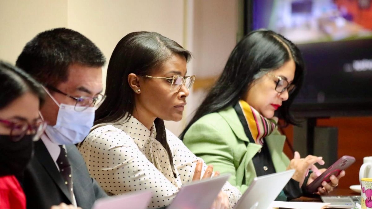 Diana Salazar acudió a la audiencia de vinculación con chaleco antibalas y durante la diligencia se lo quitó.