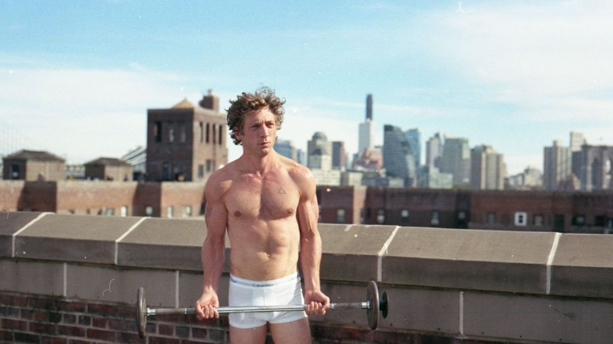 Jeremy Allen White en una de las fotos de la campaña de Calvin Klein.