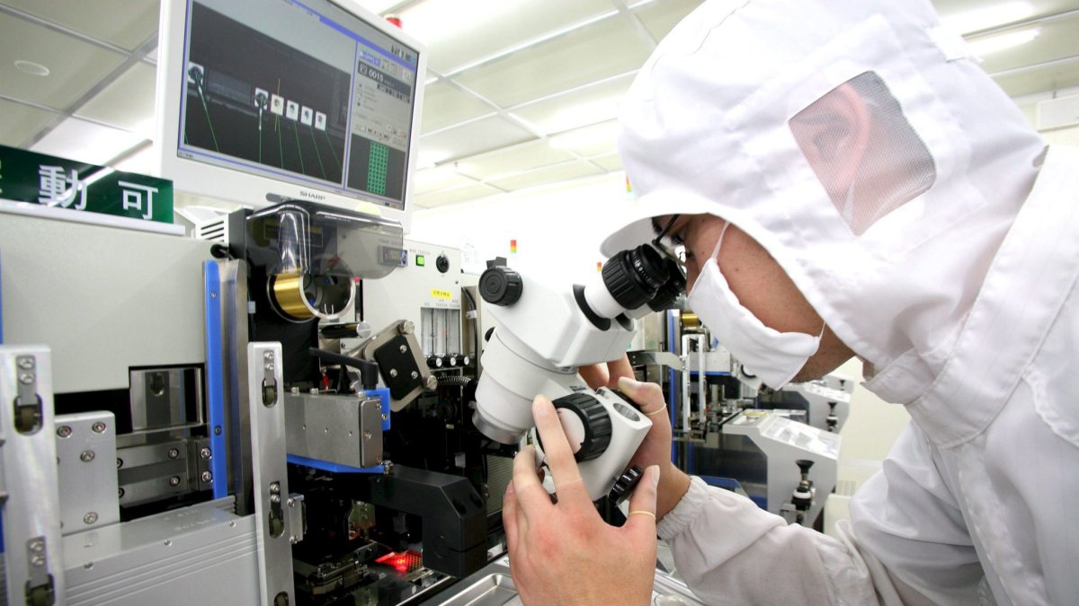 Tecnología.- Un trabajador en una industria que elabora chips.