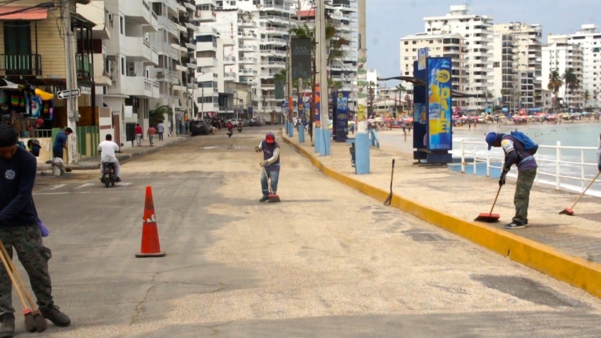 Prevención. Los sacos de yute colocados en los ingresos de los negocios de Salinas evitaron que el agua del mar ingrese a los establecimientos.