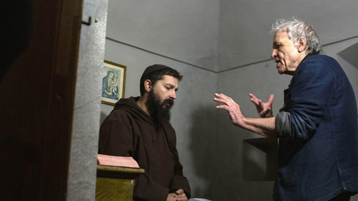 Shia LaBeouf durante una escena del filme junto al director Abel Ferrara.