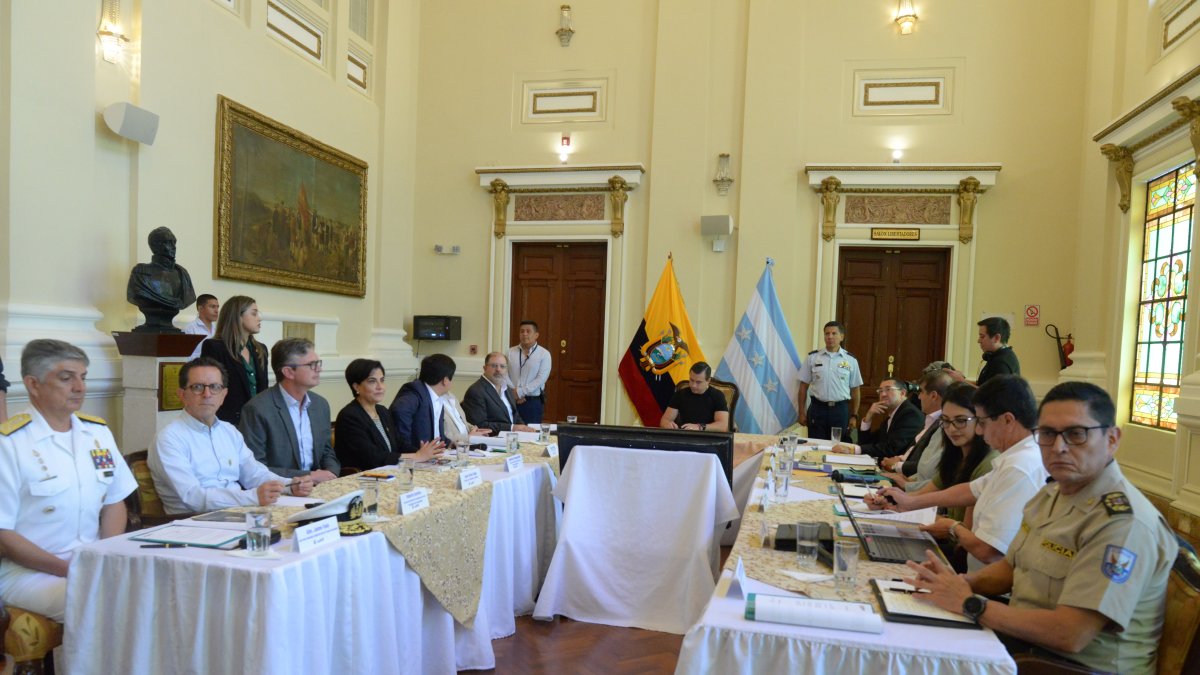 Compromiso. Las autoridades previo a la llegada del presidente Noboa.