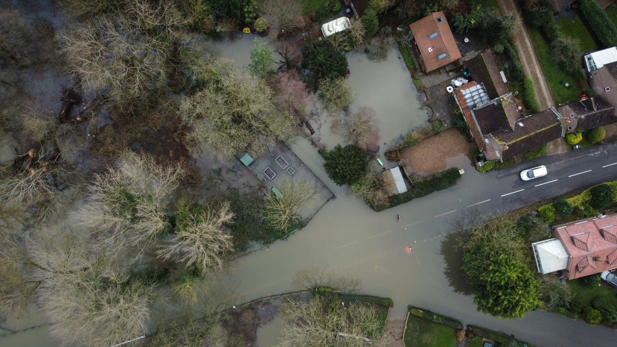 Gran parte de Gran Bretaña todavía está experimentando advertencias de inundaciones después de que la tormenta Henk trajera fuertes lluvias a terrenos ya saturados.