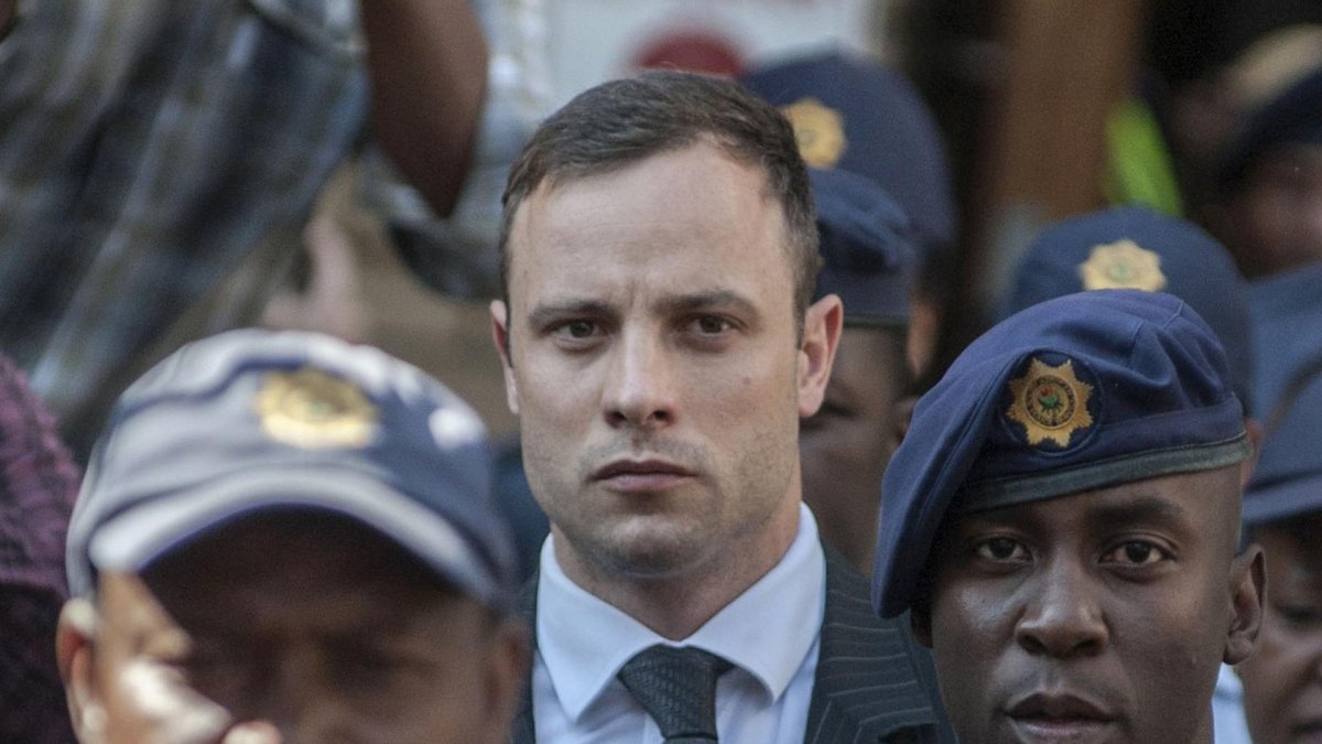 Imagen del 14 de octubre de 2014 de Oscar Pistorius durante el juicio por la muerte un año antes de su novia, la modelo Reeva Steenkamp.
