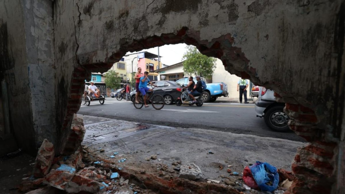 El accidente se produjo pasadas las 08:00 de este viernes. Una pared del plantel educativo quedó afectada.