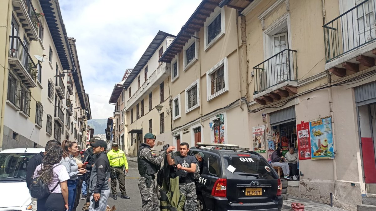 El explosivo fue dejado en el garaje de una casa.