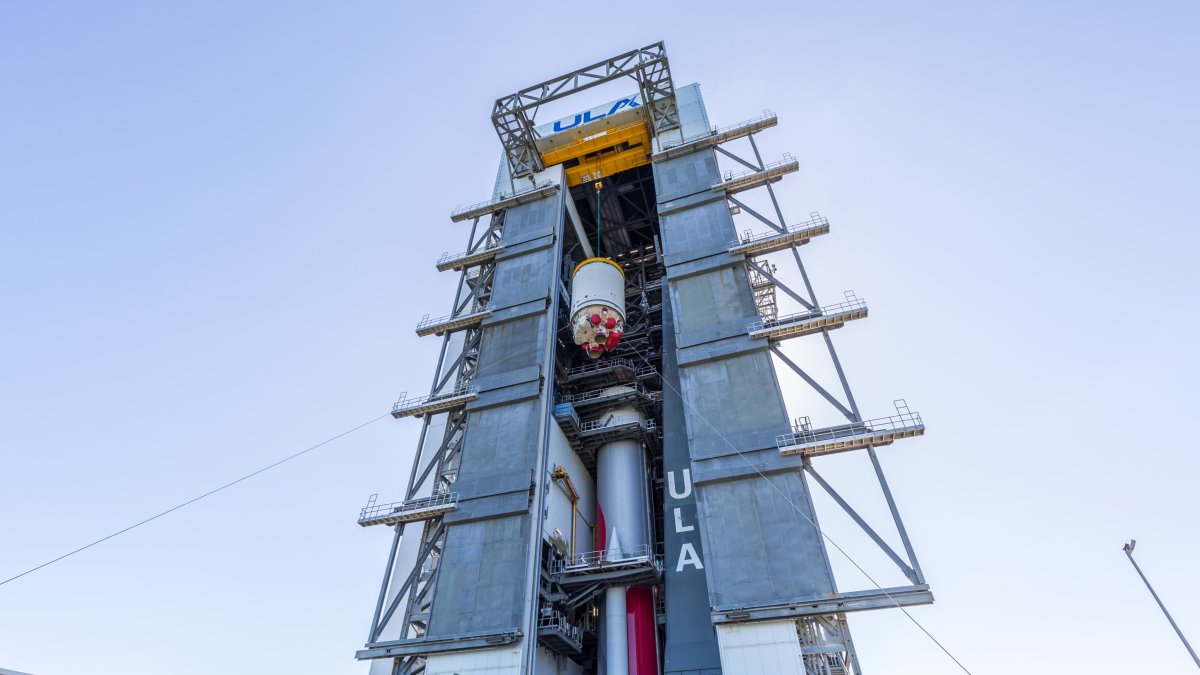 Fotografía cedida por United Launch Alliance que muestra una plataforma de lanzamiento con el nuevo cohete Vulcan