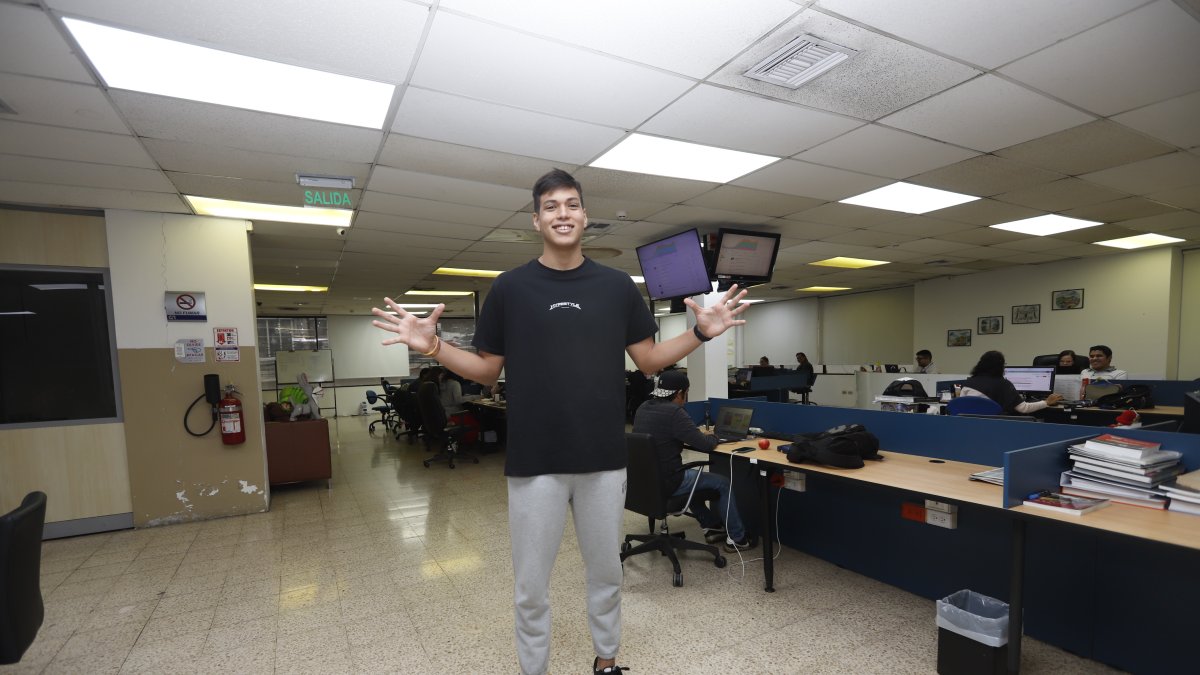 Juan Fernando Toledo, antes de viajar a Estados Unidos, se dio una vuelta por la redacción de Expreso.