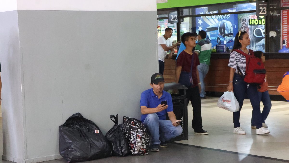 Cerca de las boleterías, los usuarios usan el piso como sitios para descansar.