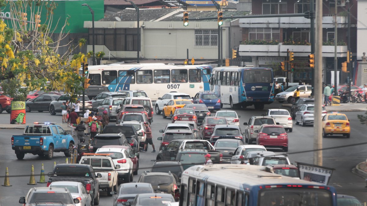 Vía. Las principales avenidas de ciudades como Guayaquil permanecen congestionadas de vehículos, lo que aporta a la contaminación del aire.