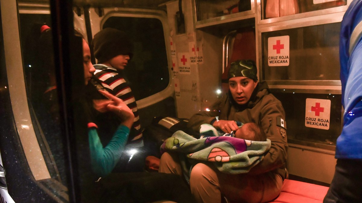 Una familia de migrantes centroamericanos son rescatados por Agentes del Grupo Beta y socorristas de la Cruz Roja mexicana.