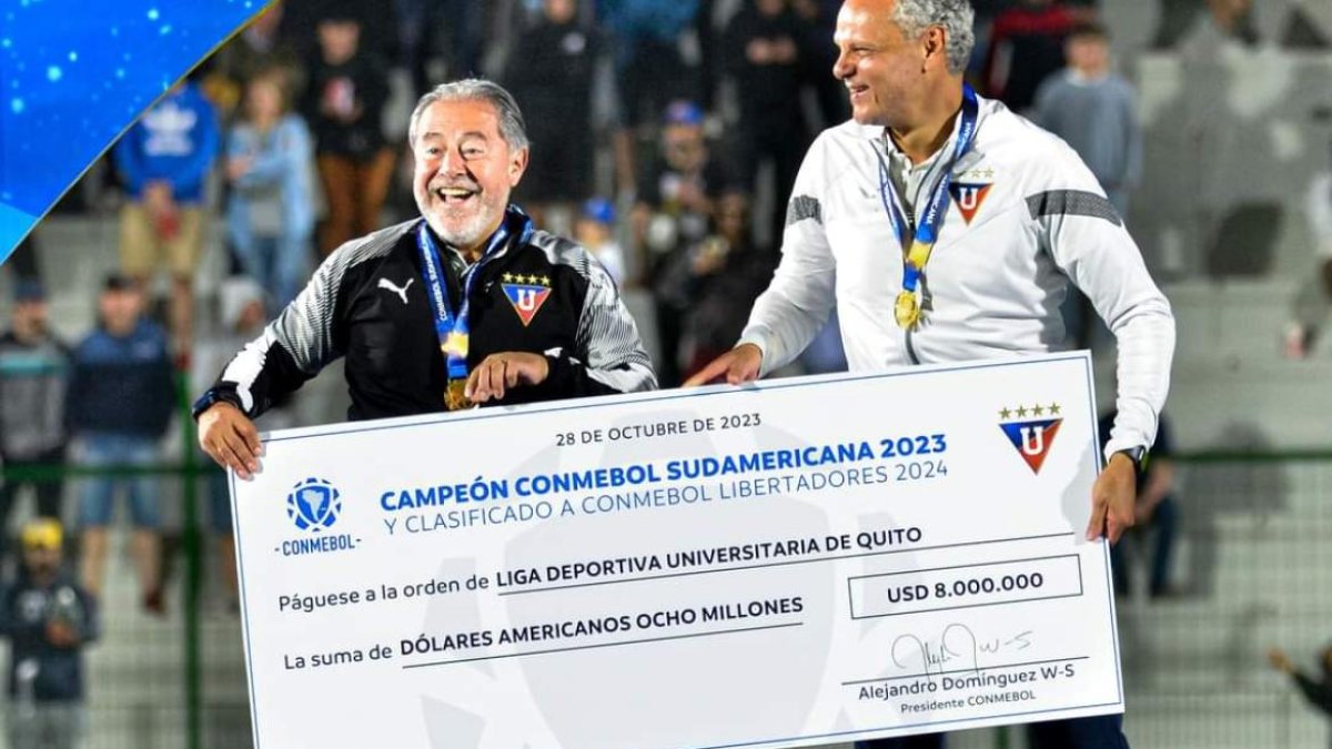 Hasta el título de la Copa Sudamericana, Isaac Álvarez (i) y Esteban Paz fueron cercanos como demuestra la foto. Cuando ganaron LigaPro, ya no posaron juntos.