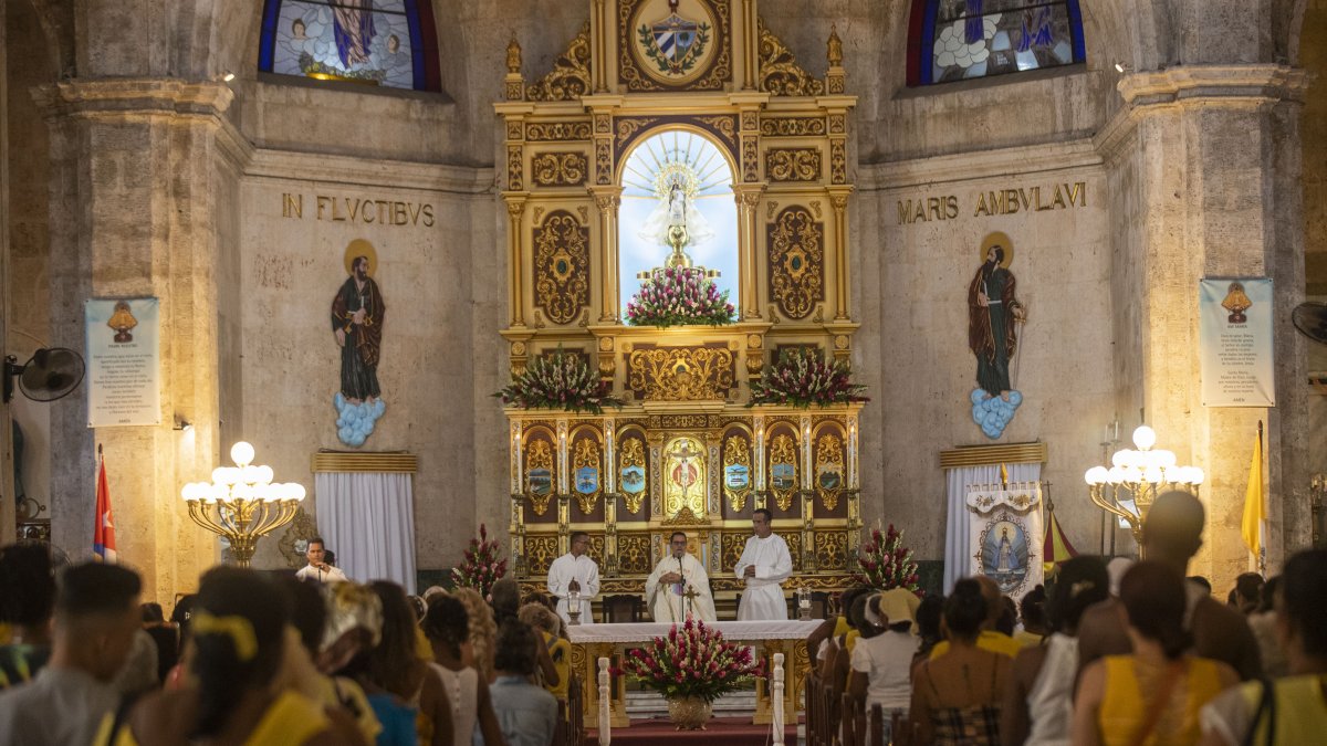 Personas asisten a una eucaristía en una iglesia de un barrio del municipio Centro Habana, en La Habana (Cuba).
